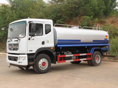 国五消毒液喷洒车 洒水车的升级，城市卫生的守护者