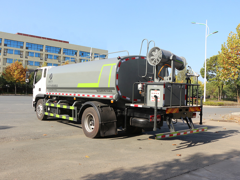 城市中的流动清泉——洒水车的多重使命